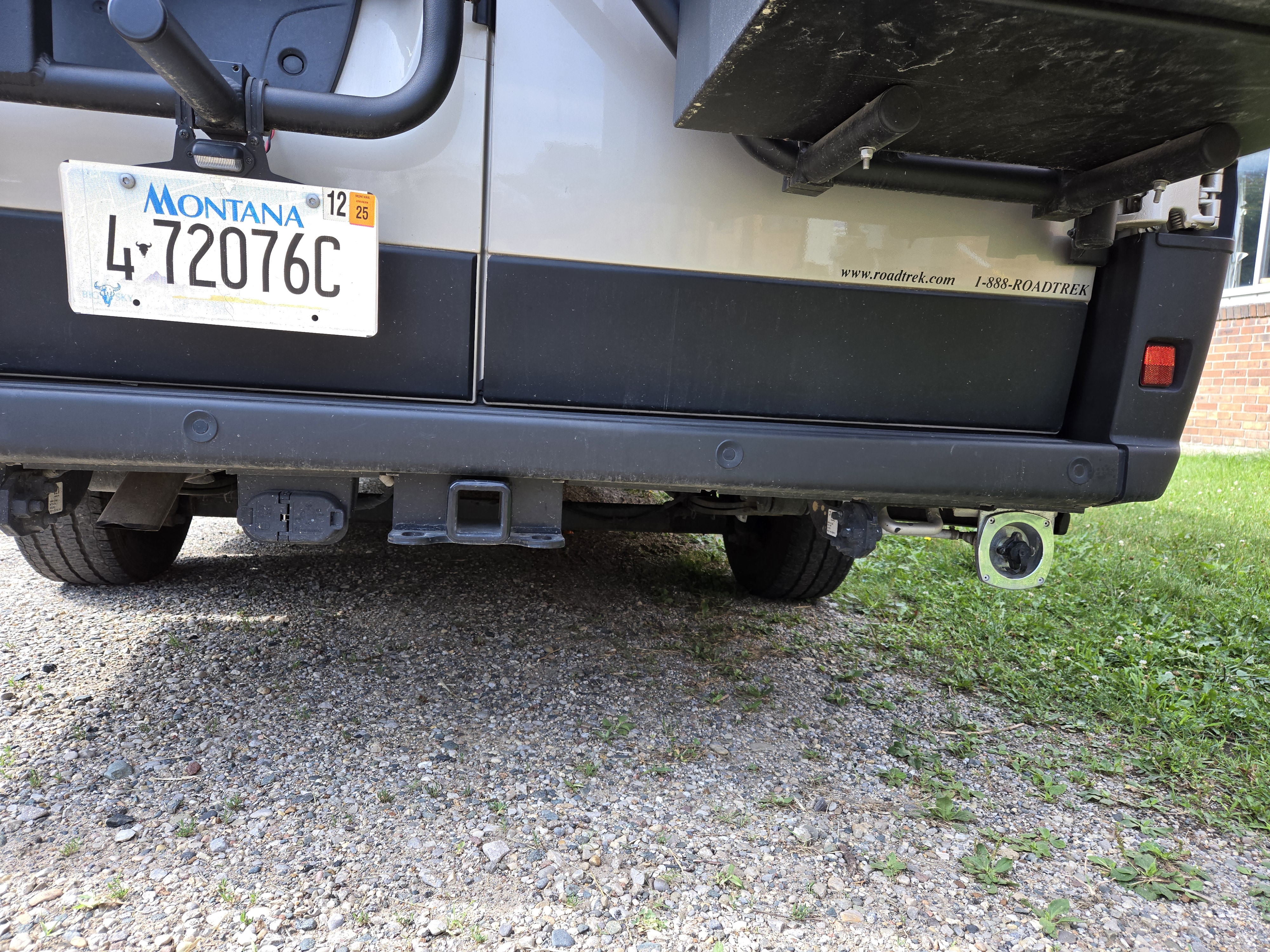 Tow hitch with 4 pin and 7 pin connectors